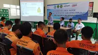 Karyawan PT PAMA saat memberikan pembelajaran terhadap puluhan siswa SMK Negeri 6 Balikpapan. (Istimewa)