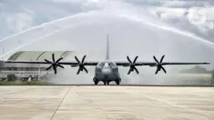Tradisi water salute saat menyambut kedatangan pesawat Super Hercules C-130J di Lanud Halim Perdanakusuma, Jakarta, Senin (6/3/2023). TNI Angkatan Udara (AU) menerima satu unit pesawat C-130J Super Hercules A-1339 di Lanud Halim Perdanakusuma. (merdeka.com/Iqbal S. Nugroho)