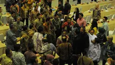 Wakil Ketua DPRD DKI Abraham 'Lulung' Lunggana terlihat berbicara dengan peserta rapat setelah kisruh saat proses mediasi pembahasan APBD 2015 dengan Pemprov DKI di Kantor Kementerian Dalam Negeri, Kamis (5/3/2015). (Liputan6.com/Herman Zakharia)