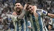Pemain Argentina, Julian Alvarez (kanan) melakukan selebrasi bersama Lionel Messi setelah mencetak gol kedua timnya ke gawang Kroasia saat laga semifinal Piala Dunia 2022 yang berlangsung di Lusail Stadium, Qatar, Selasa (13/12/2022) waktu setempat. (AP Photo/Martin Meissner)