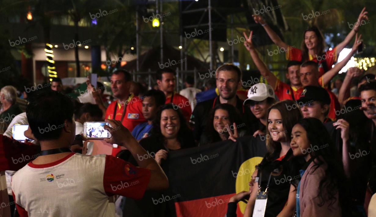 Meski diguyur hujan, peserta dari 87 negara tetap antusias mengikuti acara Pembukaan TAFISA Games 2016 di Pantai Karnaval Taman Impian Jaya Ancol, Sabtu (8/10/2016). (Bola.com/Arief Bagus)