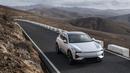 Polestar 3 hadir dalam desain premium dan futuristik. Mobil ini memadukan desain mewah, sport, dan futuristik menajdi satu, dan menariknya mobil ini menambahkan aero wing pada kap depannya agar terlihat aerodinamis. (Source: auto-data.net)