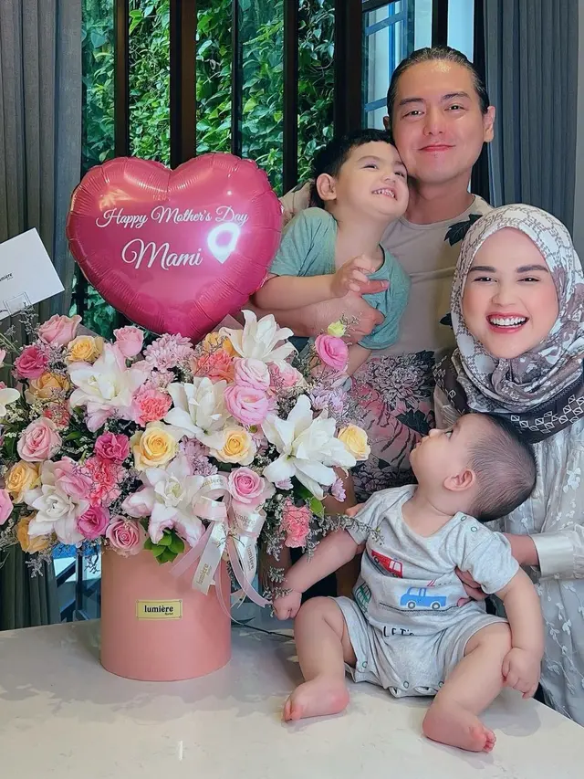 Keluarga Cut Meyriska & Roger Danuarta (Instagram/cutratumeyriska)