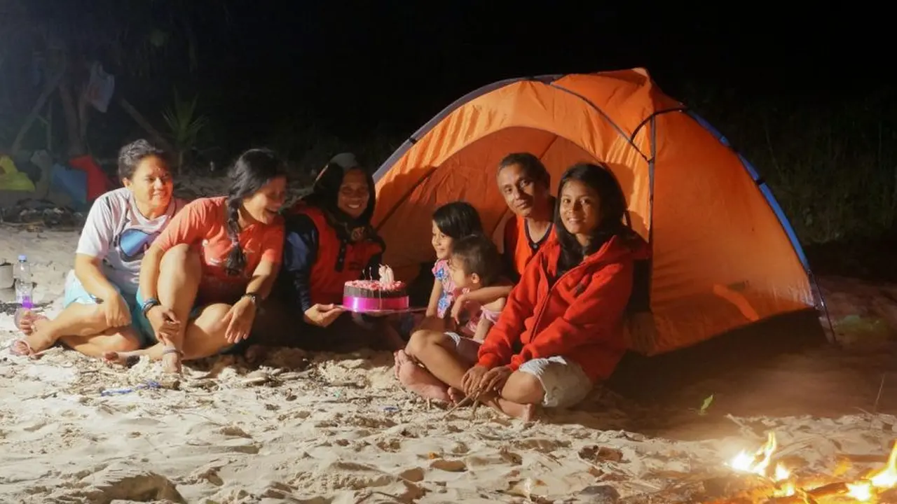 Pulau Ular bisa dijadikan lokasi camping.(Liputan6.com/La Dicky Milar Untuk Ahmad Akbar Fua)