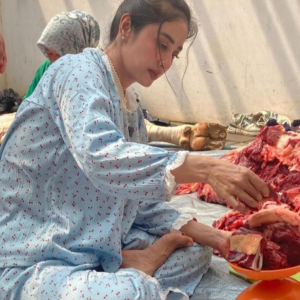 Potret Cantik Dewi Perssik Saat Potong dan Timbang Daging Kurban Idul Adha, Tampil Simple Pakai Piyama