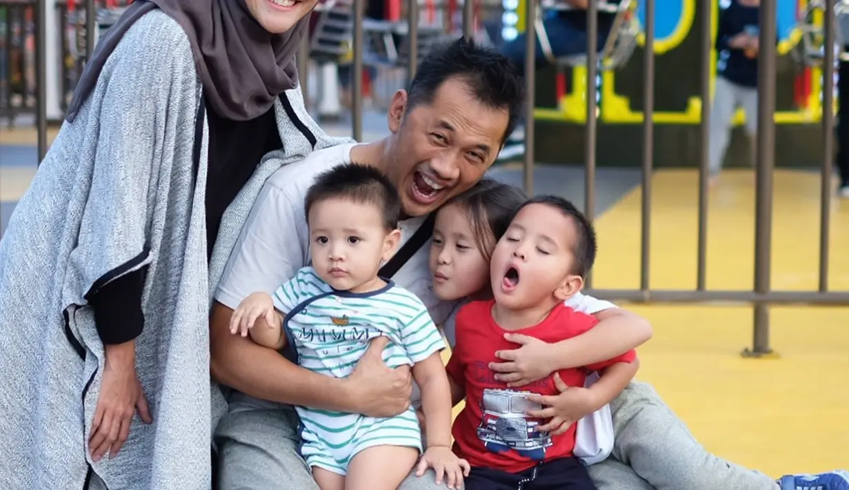 Pasangan selebritis ini juga menjadi salah satu pasangan inspirasi banyak orang. Kekompakan mereka saat mendidik anak-anak menjadi contoh banyak kalangan. (Liputan6.com/IG/zaskiadyamecca)