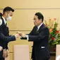PM Jepang Fumio Kishida dan pemain timnas Jepang yang baru berlaga di Piala Dunia 2022. Dok: Twitter PM's Office of Japan