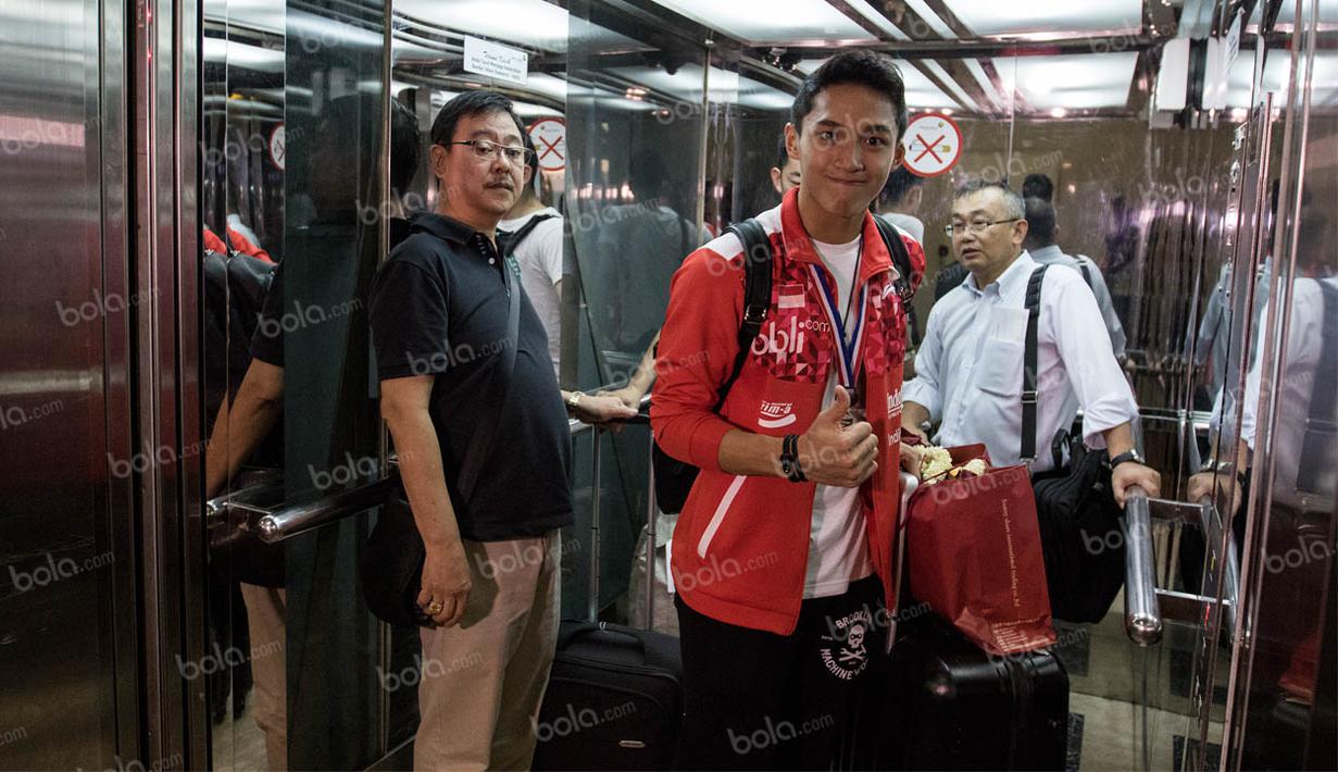 Pebulutangkis tim Piala Thomas Indonesia, Jonatan Christie, bersiap menaiki lift saat tiba di Bandara Soekarno-Hatta. Dengan komposisi sekarang, tim Piala Thomas Indonesia diharapkan bisa juara pada dua tahun mendatang. (Bola.com/Vitalis Yogi Trisna)