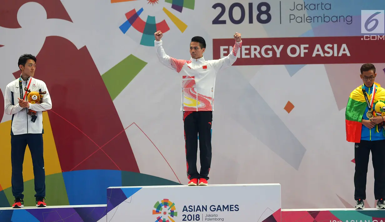 Atlet wushu putra China, Chen Zhouli (tengah) menunjukkan medali emas Asian Games 2018 di JIExpo, Kemayoran, Jakarta, Rabu (22/8). Chen Zhouli berhasil merebut medali emas pada nomor Taijiquan dan Taijijian. (Merdeka.com/Imam Buhori)