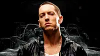 Eminem mengaku awalnya ia berencana tampil di Hyde Park saat bertandang ke Inggris, namun akhirnya malah manggung di Wembley.