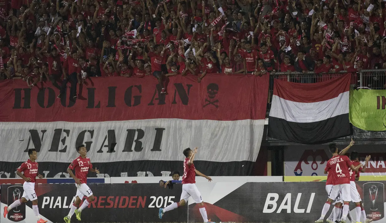 Para pemain Bali United merayakan gol yang dicetak ke gawang Mitra Kukar pada laga Piala Presiden di Stadion I Wayan Dipta, Gianyar, Bali, Kamis (3/9/2015). (Bola.com/Vitalis Yogi Trisna)