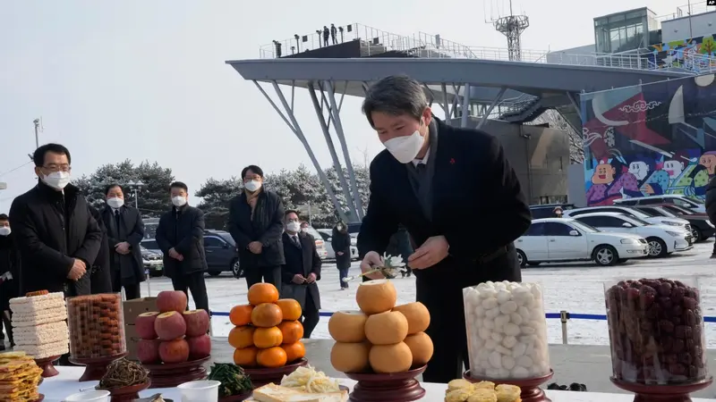 Menteri Unifikasi Korea Selatan Lee In-young meletakkan bunga saat dia mengunjungi Paviliun Imjingak dekat perbatasan dengan Korea Utara, untuk merayakan Tahun Baru Imlek di Paju, Korea Selatan, Selasa, 2 Februari 2022. (Foto AP / Ahn Young-joon)