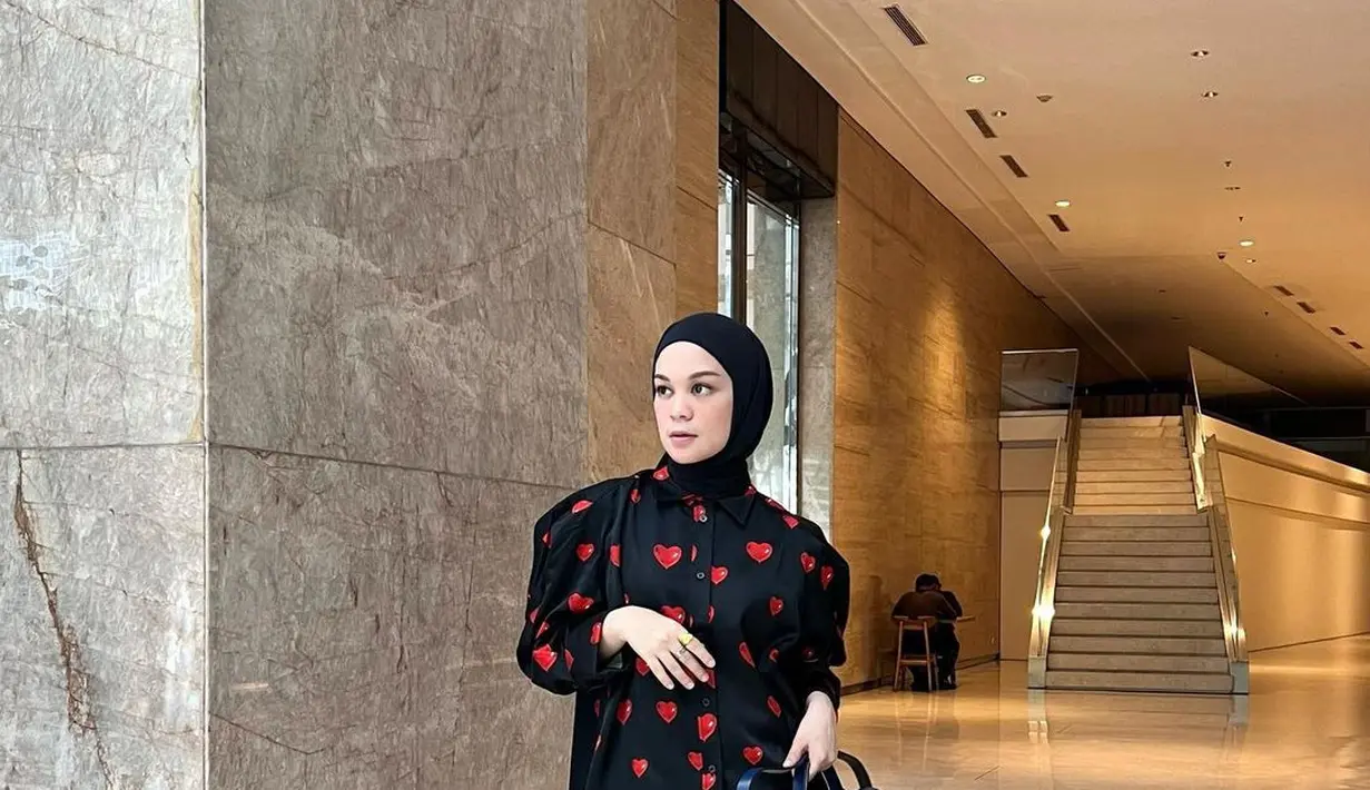<p>Sering jadi outfit andalan, one set juga bisa jadi kreasi menarik. Tampil ala monokrom dengan hijab hingga tas warna senada cocok untuk outfit sehari-hari. [Instagram/tantrinamirah]</p>