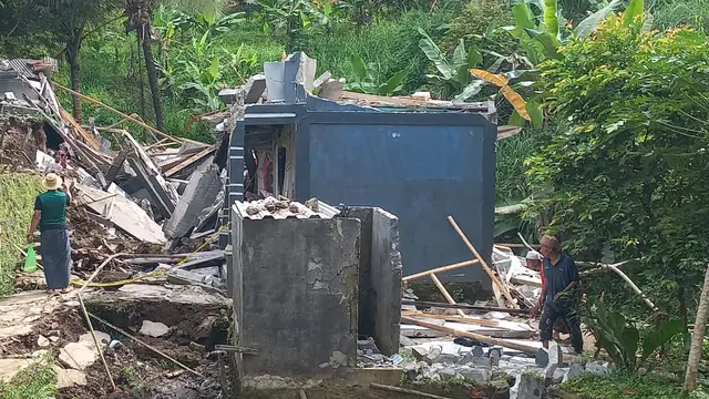 Pesantren di Sukabumi ambruk akibat tanah bergerak