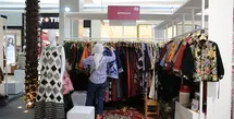 Djenggala Batik menghadirkan koleksi batik dan tenun khas Nusantara dengan sentuhan modern dalam setiap helainya. (foto: Fimela.dok)