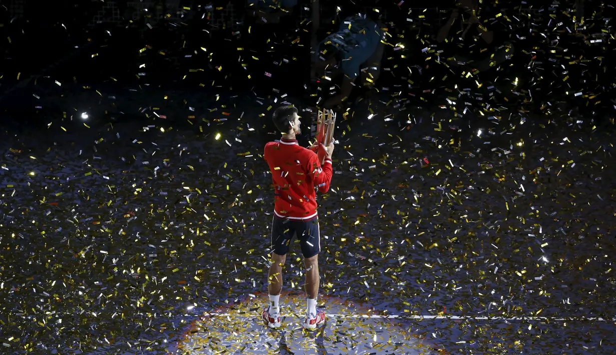 Petenis Serbia, Novak Djokovic, berpose dengan trofi juara setelah menang melawan petenis Prancis, Jo-Wilfried Tsonga, di turnamen tenis Shanghai Masters di Shanghai, Tiongkok, (18/10/2015). (Reuters/Aly Song)