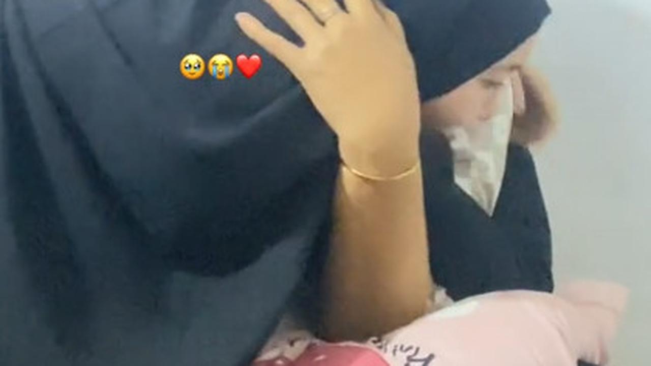 Momen Wanita Beri Kejutan Umrah untuk Keduanya, Tangis Bahagia Ibunda Bikin Haru Warganet
