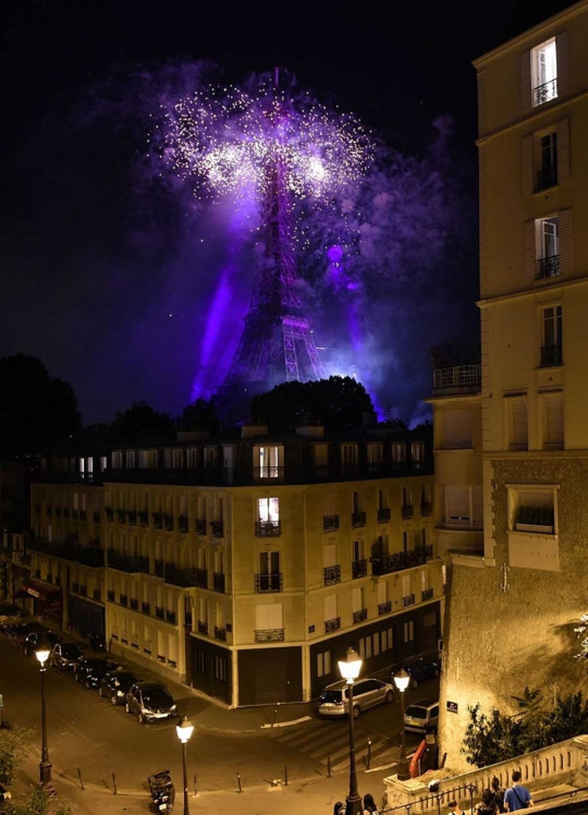 Rayakan Hari Bastille, Menara Eiffel terang benderang
