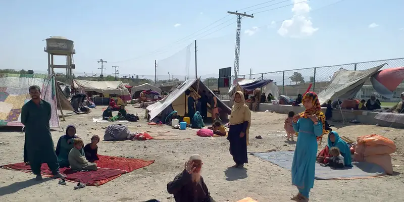 Puluhan Keluarga Afghanistan Menyeberang ke Pakistan