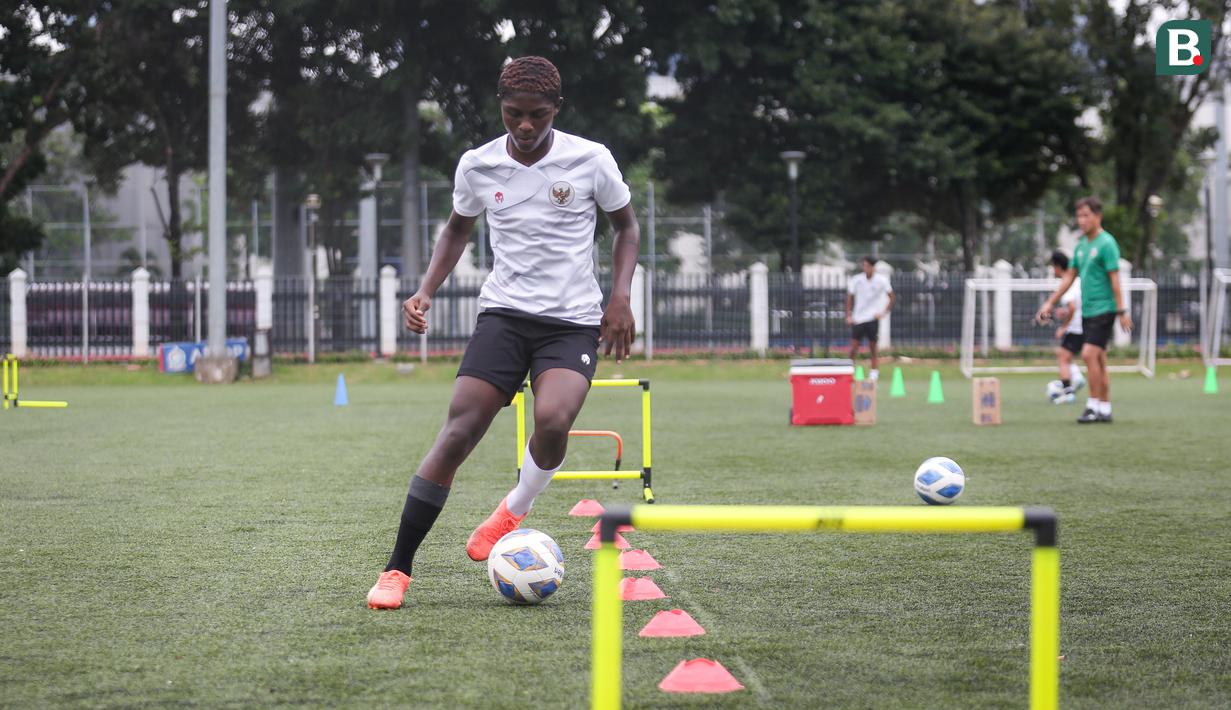 <p>Pemain Timnas Indonesia U-20,&nbsp;Hugo Samir melakukan latihan terbuka untuk Piala Asia U-20 2023 di Lapangan C, Kompleks Stadion Utama Gelora Bung Karno (SUGBK), Jakarta, Rabu (08/02/2023). Ajang ini akan berlangsung pada 1 Maret 2023 mendatang. (Bola.com/Bagaskara Lazuardi)</p>