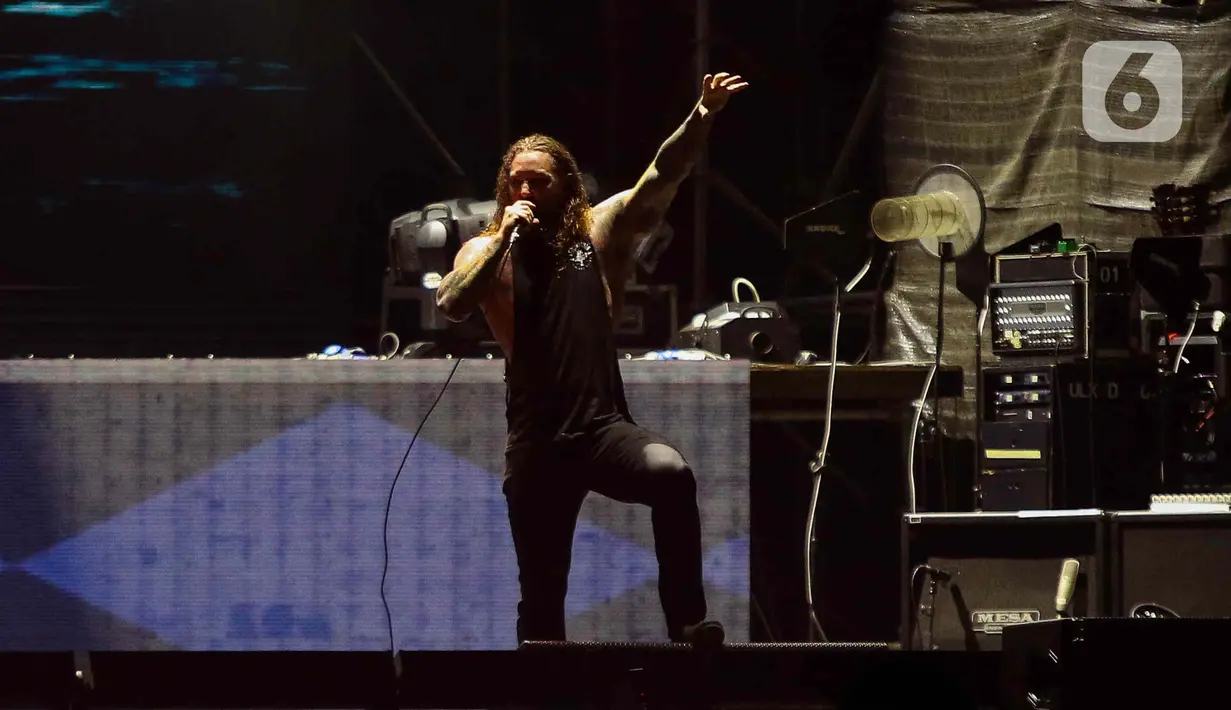 Aksi panggung grup band asal  Amerika As I Lay Dying saat tampil dalam Festival musik hammersonic 2024 di Pantai Carnaval Ancol, Jakarta, Minggu (5/5/2024). (Liputan6.com/Herman Zakharia)