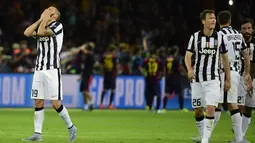 Ekspresi sejumlah pemain Juventus usai pertandingan di laga final Liga Champions 2014-2015 di Olympiastadion, Berlin, Minggu (7/6/2015). Juventus dikalahkan Barcelona dengan skor 3-1. (AFP Photo/Oliver Morin)