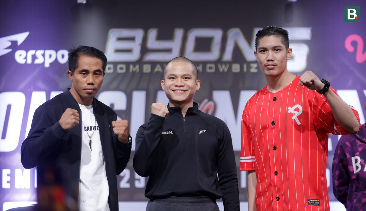 President Byon Combat, Yoshua Marcellos, bersama petarung Indonesia, Serieal Effendy, dan petarung Malaysia, Ammarul memberikan keterangan saat jumpa pers Byon Combat Showbiz Vol. 6 di SCTV Tower, Senayan, Jakarta, Kamis, (23/10/2025). (Bola.com/Bagaskara Lazuardi)