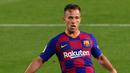 Gelandang Barcelona, Arthur mengontrol bola saat bertanding melawan Athletic Bilbao pada lanjutan La Liga Spanyol  di stadion Camp Nou, Barcelona (23/6/2020). Barcelona menang tipis atas Bilbao 1-0 berkat gol tunggal Ivan Rakitic. (AFP/Pau Barrena)