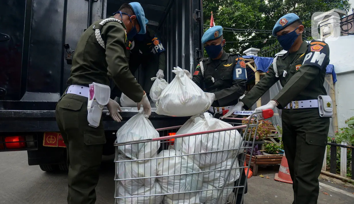 Anggota Paspampres saat memberikan sembako di Kawasan Mako Paspampres,Jakarta, Rabu (15/4/2020). Donor daran dan pembagian sembako sebagai bentuk kepedulian kemanusian di tengah pandemi virus COVID-19. (merdeka.com/Imam Buhori)