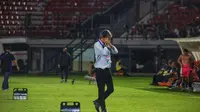 Ekspresi kecewa Pelatih Bali United Stefano Cugurra usai Bali United dikalahkan Persik Kediri. Target Teco untuk rekrut 4 Pemain gagal tercapai di putaran kedua. (Bola.com/Alit Binawan)