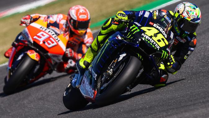 Valentino Rossi saat dibuntuti Marquez di kualifikasi MotoGP San Marino (Marco Bartorello/AFP)