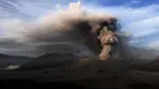Abu vulkanis menyembur dari Gunung Bromo, Probolinggo, Jawa Timur, Rabu (13/7). PVMBG menetapkan status Gunung Bromo masih berada pada level Waspada sehingga pengunjung tidak dibolehkan memasuki kawasan dalam radius 1 km dari kawah aktif. (BAY Ismoyo/AFP)