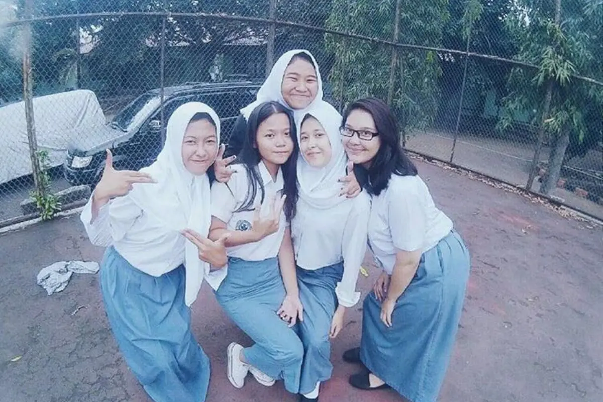 Bergaya Modis dengan Seragam Putih Abu-abu, Pernah Coba?