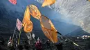 Warga desa menangkap persembahan yang dilemparkan oleh umat Hindu dari komunitas Tengger ke kawah Gunung Bromo selama festival Yadnya Kasada di dekat Probolinggo, Jawa Timur, Senin 1 Juni 2026. (JUNI KRISWANTO/AFP)