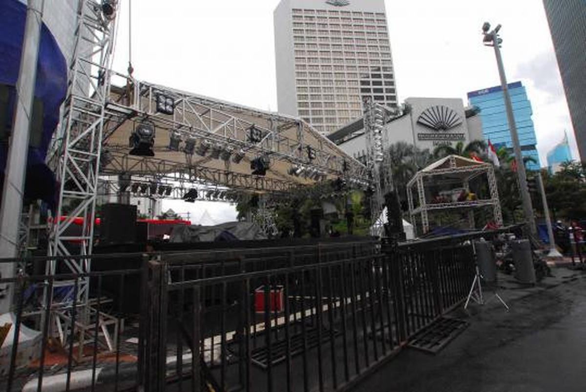 Persiapan panggung hiburan jelang tahun baru 2013