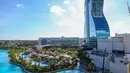 Tampilan bangunan Seminole Hard Rock Hotel & Casino yang menyerupai gitar di Hollywood, Florida, Amerika Serikat, Selasa (22/10/2019). Hotel ini menghabiskan dana pembangunan senilai USD 1,5 miliar atau Rp 21,7 triliun. (Zak BENNETT/AFP)