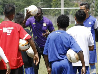 Mantan pelatih Indonesia, Jacksen F. Tiago, memberikan arahan kepada pemain SSB Tulehu Putra saat pelatihan di Brazilian Soccer School, Bekasi, Kamis (7/12/2017). Sebanyak 13 anak Maluku ikut pelatihan Liga Remaja UC News. (Bola.com/M Iqbal Ichsan)