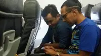 Gustavo Lopez dan agennya menuju Samarinda, Rabu (21/2/2018), untuk menjalani trial bersama Arema di Piala Gubernur Kaltim II 2018. (Bola.com/Iwan Setiawan)