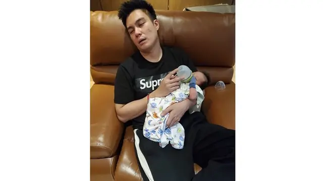 Menyandang status sebagai ayah, Baim Wong juga ikut mengasuh sang buah hati.