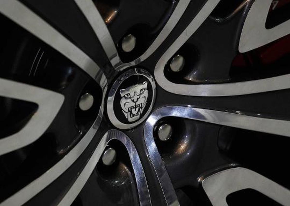 Mobil Jaguar XJ Ultimate dilengkapi iPad Apple