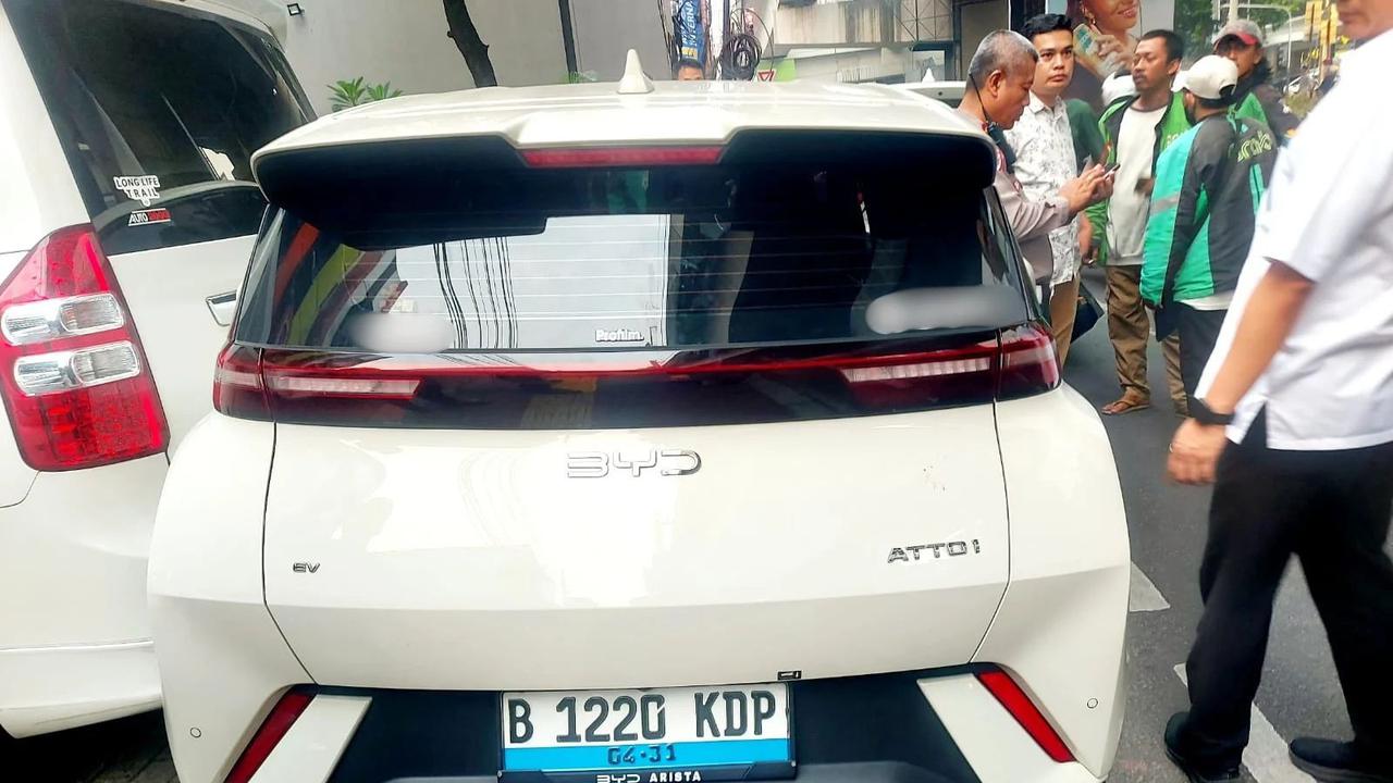 Detik-Detik BYD Tabrak Beruntun 4 Mobil dan Lindas Ojol di Jaksel