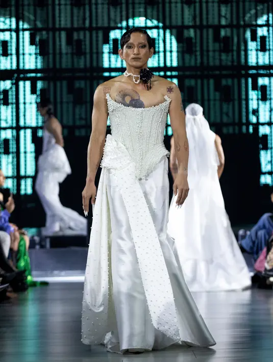 <p>Korsetnya tersebut mamerkan dada bidang Bio One dan tatonya. [Harry Halim/Hann Prawira]</p>