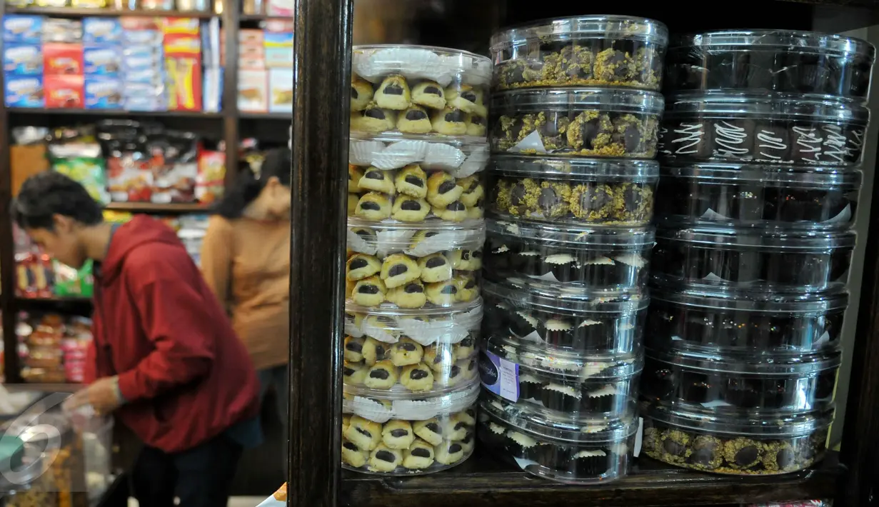 Seorang pedagang tengah melayani penjualan kue kering di Pasar Mayestik, Jakarta, Selasa (30/6/2015). Memasuki pertengahan Ramadan, permintaan kue kering mulai meningkat. (Liputan6.com/Johan Tallo)