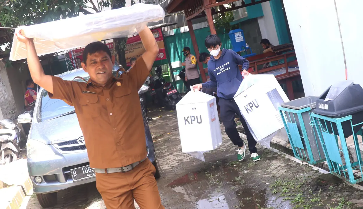 Petugas mengangkat kotak suara pilkada di Parigi, Tangerang Selatan, Selasa (8/12/2020). Petugas Panitia Pemilihan Suara (PPS) mendistribusikan logistik kotak suara ke masing-masing TPS di wilayah tersebut sebagai persiapan Pilkada Tangerang Selatan 2020. (Liputan6.com/Angga Yuniar)