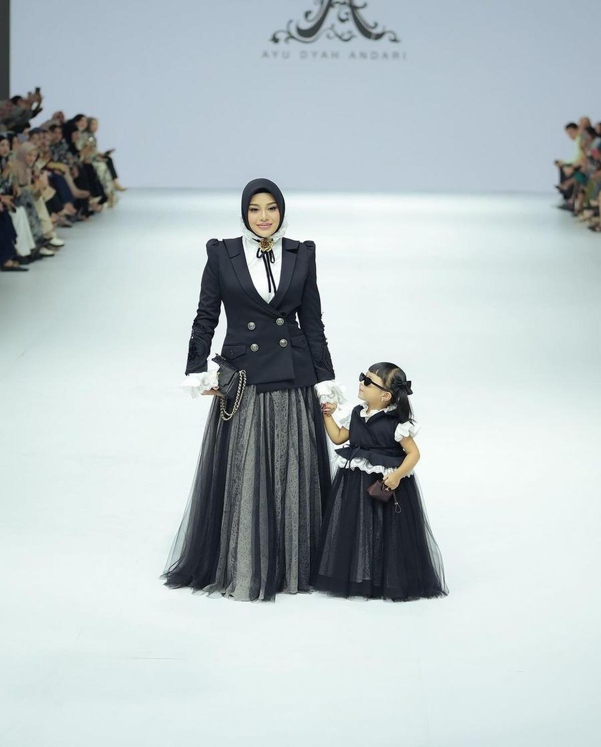 8 Potret Aurel Hermansyah Melenggang di Catwalk JFW 2024 Bareng Ameena, Kompak Kenakan Busana Bernuansa Monokrom - Tubuh Langsingnya Jadi Sorotan