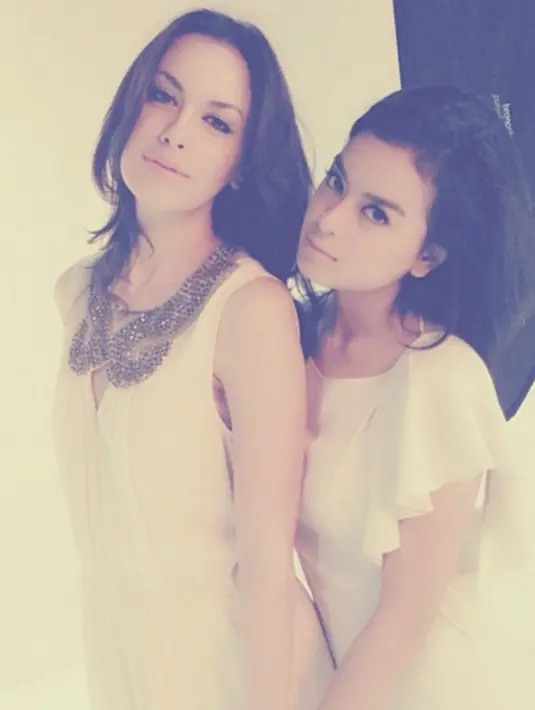 Eva Celia yang tumbuh menjadi gadis cantik ini mengikuti jejak orangtuanya sebagai penyanyi. Putri dari Sophia Mueller ini juga membintangi film layar lebar. (via instagram/@evacelia)