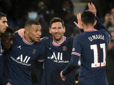 PSG berhasil lolos ke babak 16 besar sebagai runner-up Grup A usai mengalahkan Club Brugge 4-1 dalam matchday terakhir fase grup Liga Champions 2021/2022, Selasa (7/12/2021). Dua Brace Kylian Mbappe dan Lionel Messi juga mencetak rekor dari hasil tersebut. (AFP/Franck Fife)