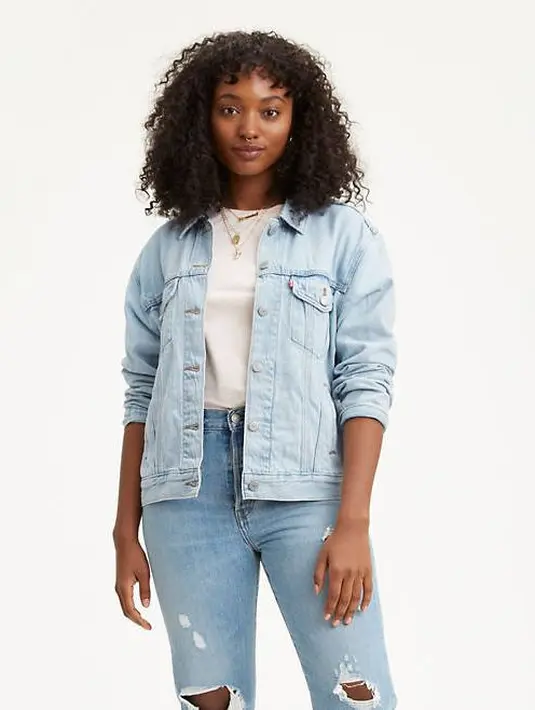 Jaket jeans trucker adalah salah satu jaket jeans klasik dengan potongan sederhana namun berkelas. Jaket ini sangat mudah dipadukan dengan ragam outfit lainnya.