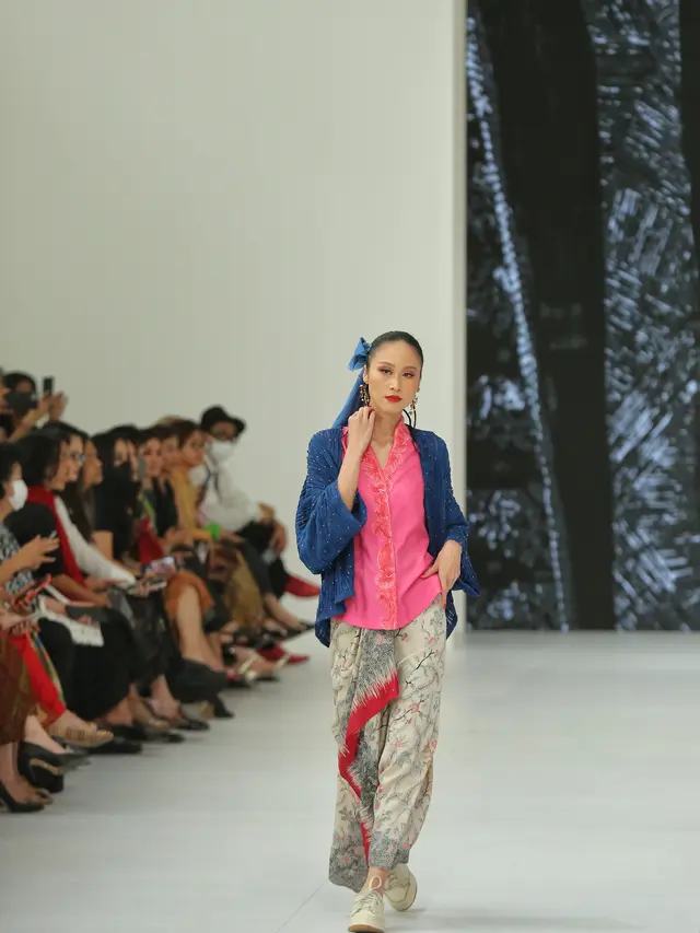 Warna Segar dalam Koleksi Kebaya dan Kain BIN House di Jakarta Fashion Week 2023