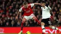 Oleksandr Zinchenko berduel melawan Antony dalam laga Arsenal versus Manchester United di Emirates Stadium, London, Minggu (22/1/2023). (AP/Ian Walton)